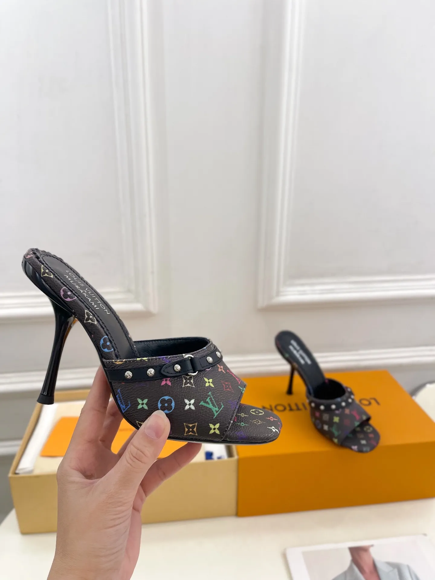 👟👟Ex-factory price 580👟👟 LV | Louis Vuitton 25𝐬𝐬 🧡💚2025 early spring new top version‼ ️The original version is the same. The counter features the latest LV Full of high-end feel! A popular model among bloggers at home and abroad, it’s retro and fashionable and looks amazing on your feet! Mainly recommended models on the official website★ ━━━━━ ЅᏇєєt ━━━━━ ▪️Upper: high-custom rainbow-colored presbyopia leather ▪️Lining: imported sheepskin ▪️Outsole: original Italian leather outsole ▪️Heel height: 5.5cm / 9.5cm ▪️Shoe size: 35-39 (34, 40, 41, 42 customized)